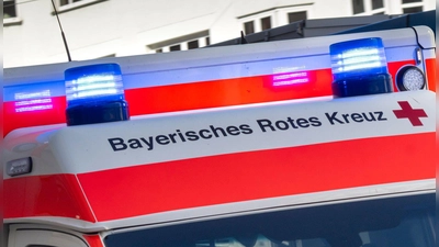 Der Rettungsdienst bringt den Mann ins Krankenhaus. (Symbolbild) (Foto: Peter Kneffel/dpa)