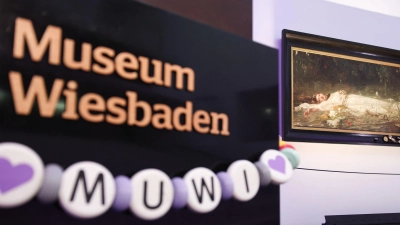 Rund 200 Swift-Fans sind am Sonntagnachmittag zur ersten Swift-Sonderveranstaltung ins Museum Wiesbaden gekommen. (Foto: Hannes P. Albert/dpa)