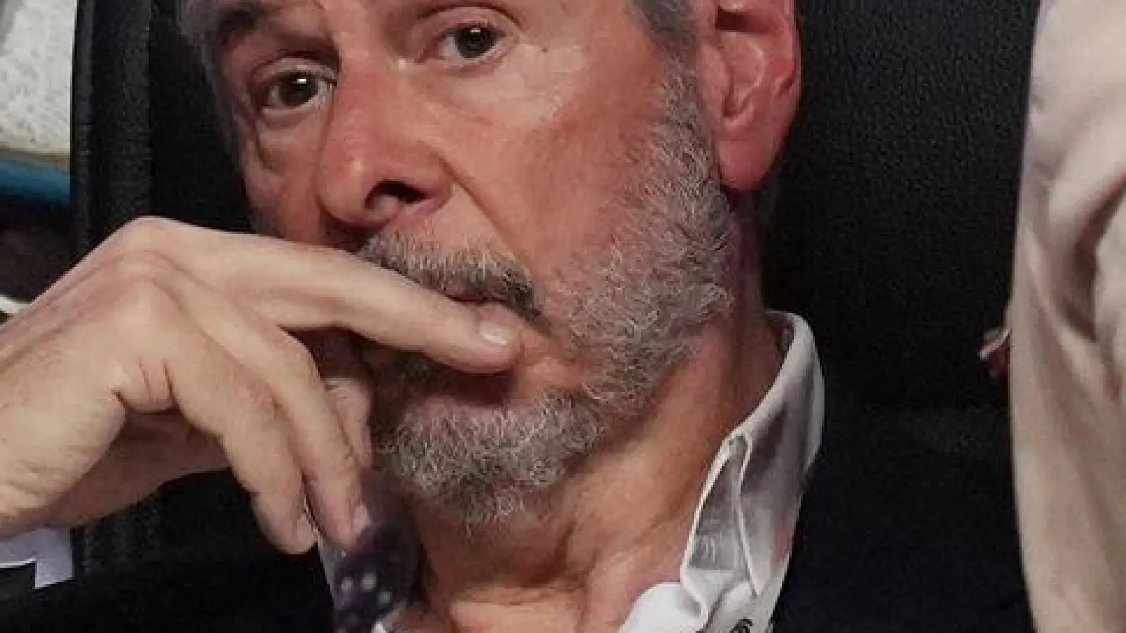 Andre Correa do Lago (M), Präsident der COP30, sitzt neben Mitarbeitern der UN, während einer Plenarsitzung auf dem UN-Klimagipfel COP30 i Brasilien. (Foto: Andre Penner/AP/dpa)