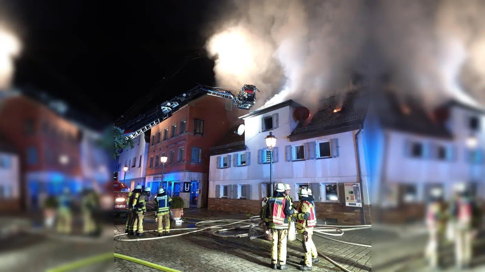 Aus dem Dachstuhl kommen offene Flammen. (Foto: Zeynel Dönmez)