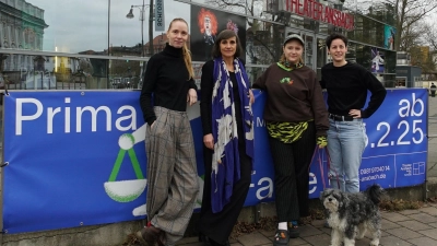 Bringen in Ansbach „Prima Facie“ auf die Bühne (von links): Schauspielerin Sophie Weikert, Regisseurin Andrea Pinkowski, Kostümbildnerin Mayan Tuulia Frank und Dramaturgin Verena Trottmann. (Foto: Elke Walter)