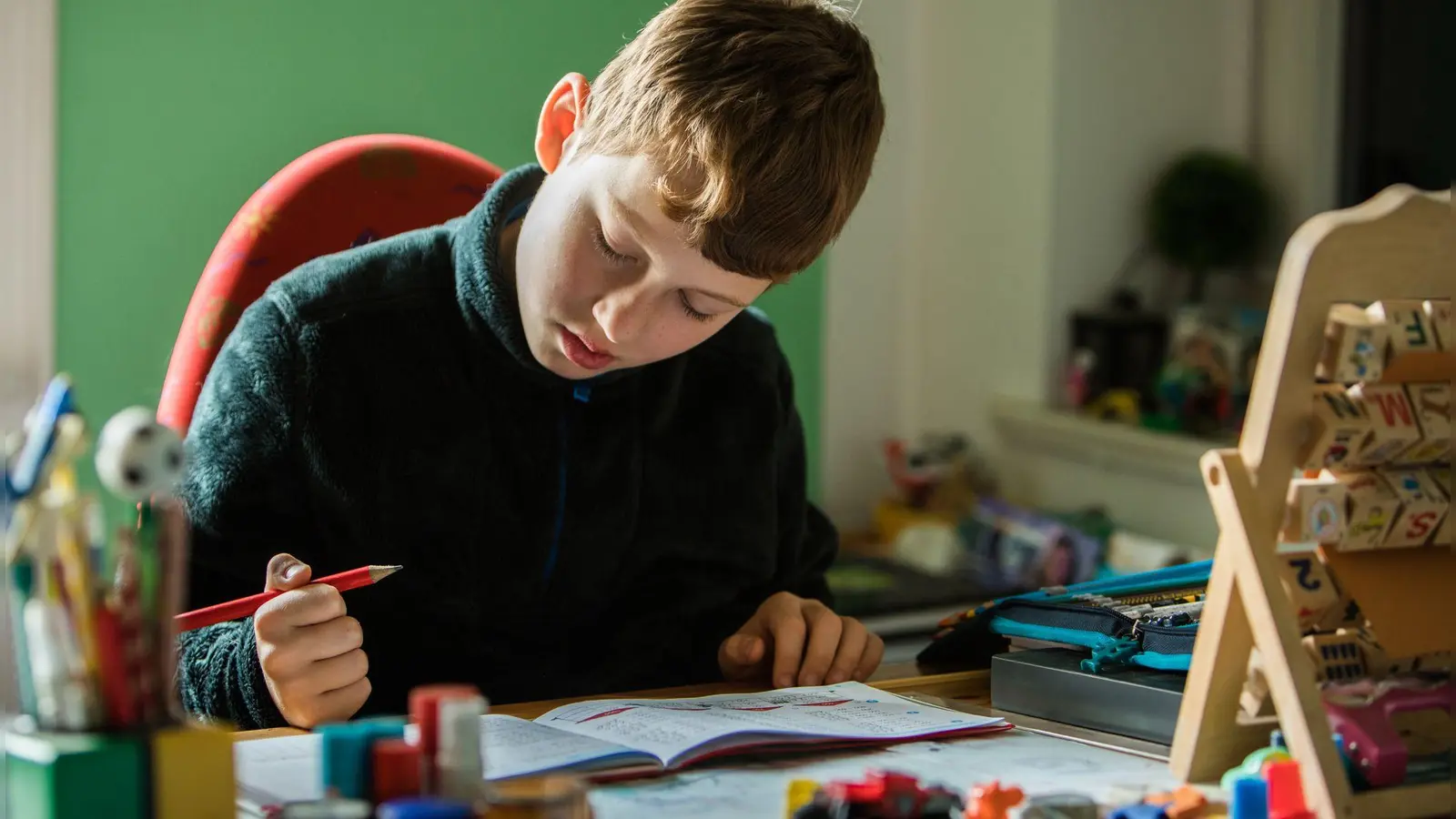 Ohne zu viel Plastik, Glitzer und Schadstoffe lernen Kinder umweltfreundlicher und gesünder. (Foto: Christin Klose/dpa-tmn)