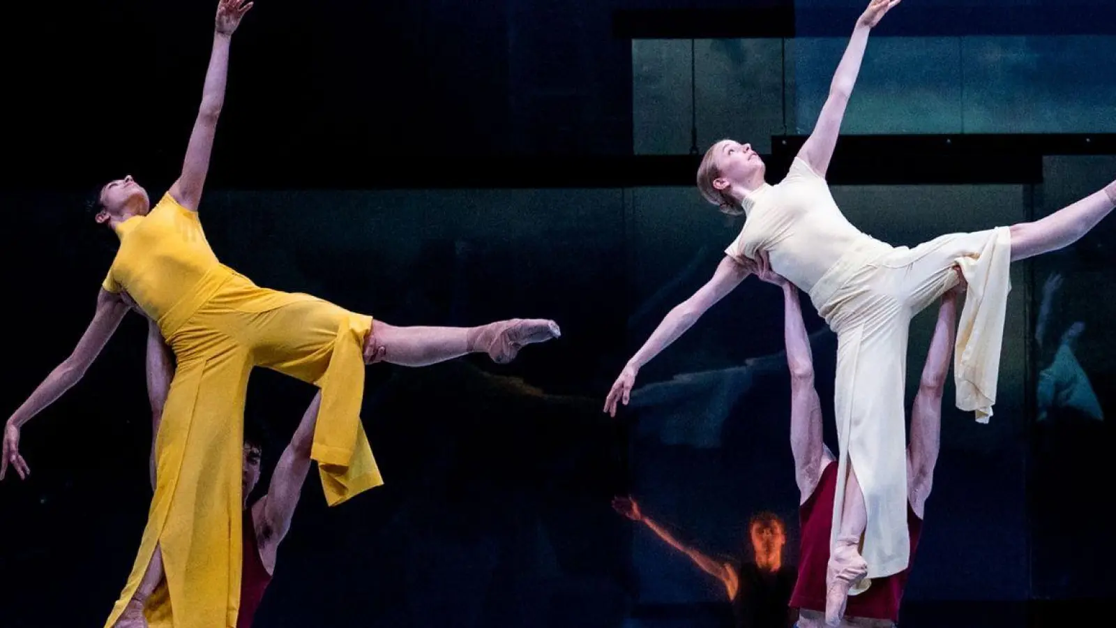 Balletttänzer Tänzerinnen und Tänzer führen in der Hamburger Staatsoper das Stück „Epilog“ von John Neumeier auf. (Foto: Daniel Bockwoldt/dpa/Daniel Bockwoldt)