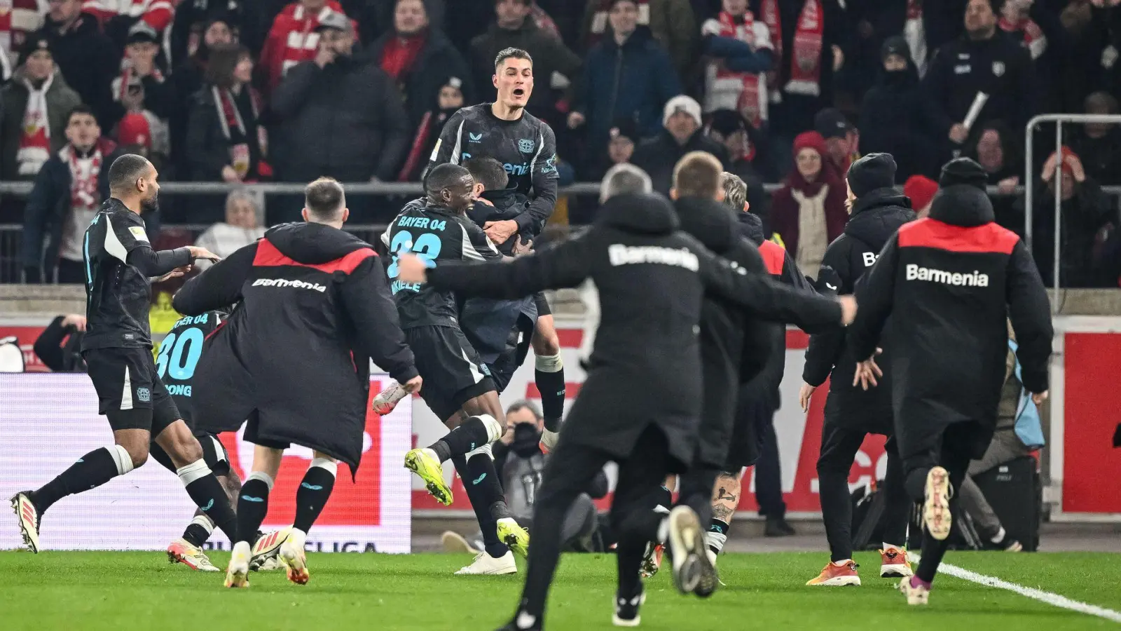 Entfesselte Leverkusener bejubeln den späten 4:3-Sieg in Stuttgart. (Foto: Harry Langer/dpa)