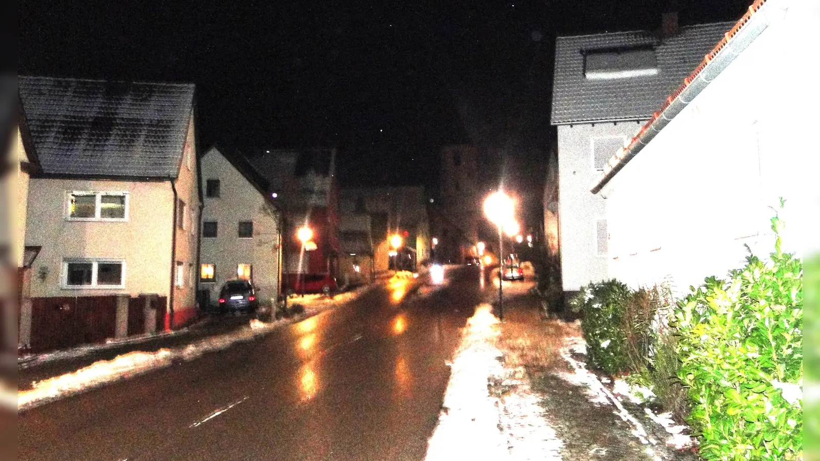 Die nächtliche Ortsdurchfahrt von Lehrberg. Erst am Montag gelang es Bürgermeisterin Renate Hans, einen Stromliefervertrag für die Straßenbeleuchtung in der Gemeinde abzuschließen. (Foto: Winfried Vennemann)