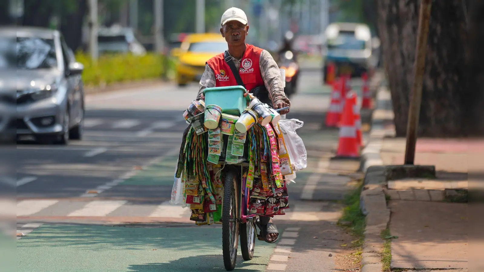 In Jakarta gibt es immer und überall Kaffee - das „Starling“-Konzept boomt. (Foto: Tatan Syuflana/AP)