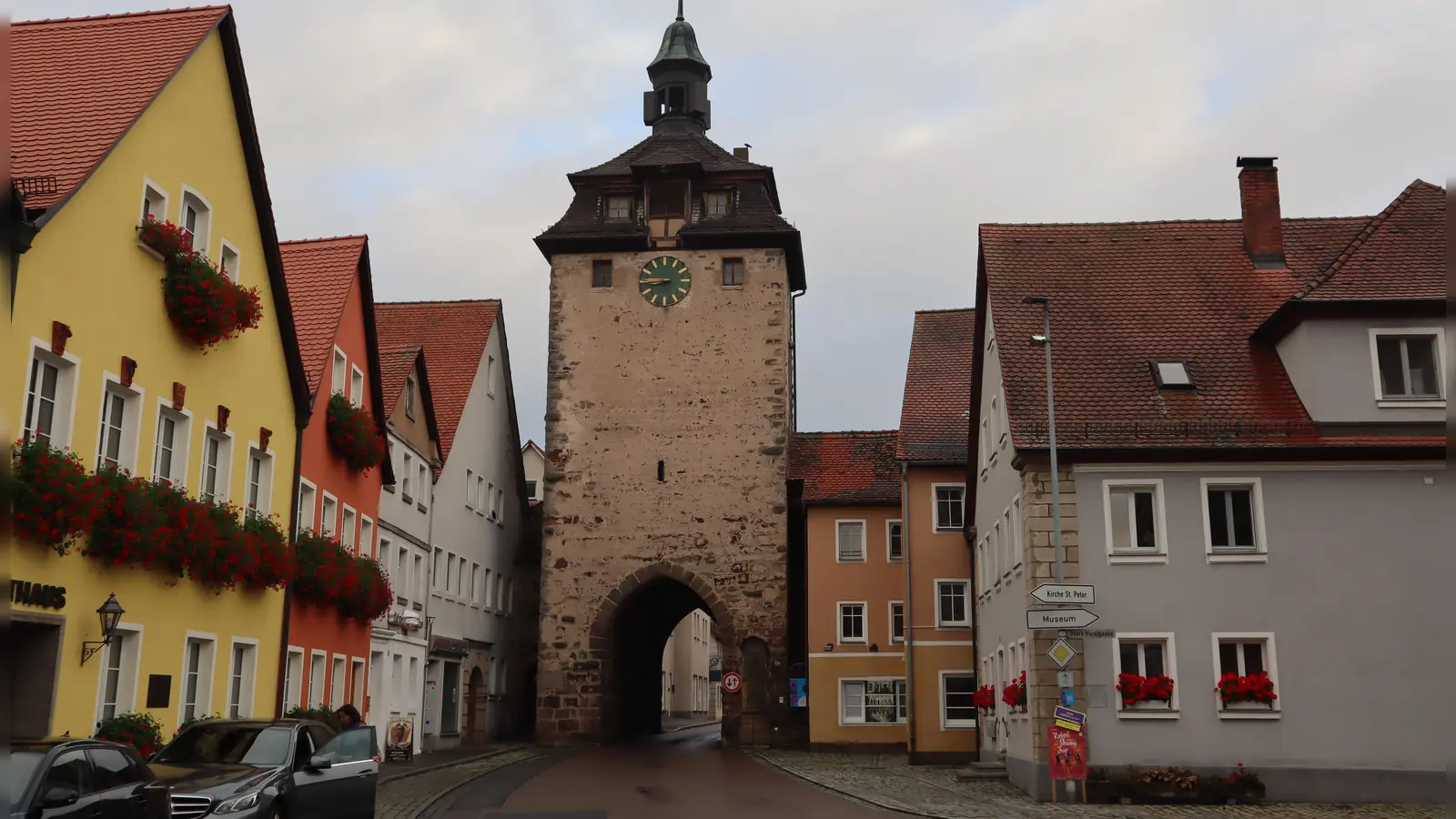 Weil Leitungen in der Straße verlegt werden müssen, wird das Obere Tor in Leutershausen bis Ende November für den Verkehr dicht gemacht. (Foto: Gudrun Bayer)