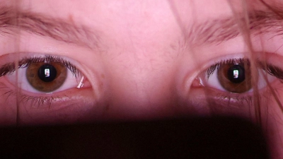 Am Wochenende verbringen Jugendliche in der EU nach eigenen Angaben über 6 Stunden pro Tag in Sozialen Netzwerken. (Symbolbild)  (Foto: Jan Woitas/dpa)