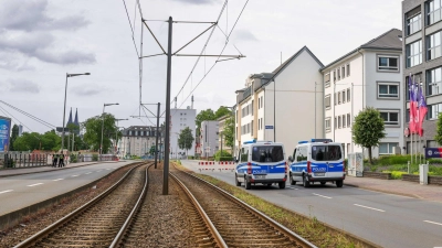  20.000 Menschen mussten ihre Wohnungen verlassen, Straßen wurden gesperrt, auch der Bahnverkehr über den Rhein kam zum Erliegen. (Foto: Christoph Reichwein/dpa)