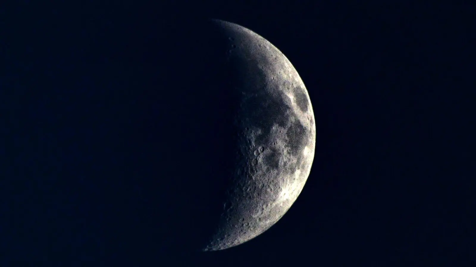 Der Mond ist als Sichel im Nachthimmel über Tschechien zu sehen. (Symbolbild) (Foto: Slavek Ruta/ZUMA Wire/dpa)