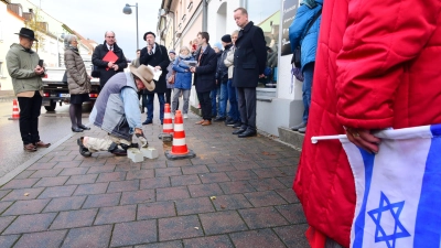 In der Nürnberger Straße verlegte der Künstler Gunter Demnig 2019 vier Stolpersteine für die Familie Joel. Steffen Radlmaier (mit Mikrofon) referierte bereits da. Morgen ist er im Theater zu erleben. (Archivfoto: Jim Albright)