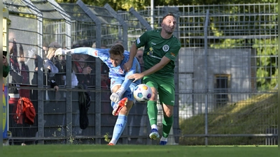 Der Ansbacher Lukas Schmidt (rechts, hier beim Spiel gegen den 1. FC Nürnberg mit Club-Torhüter Jan Reichert) erzielte im Pokalmatch die ersten beiden Tore der SpVgg. (Foto: Martin Rügner)