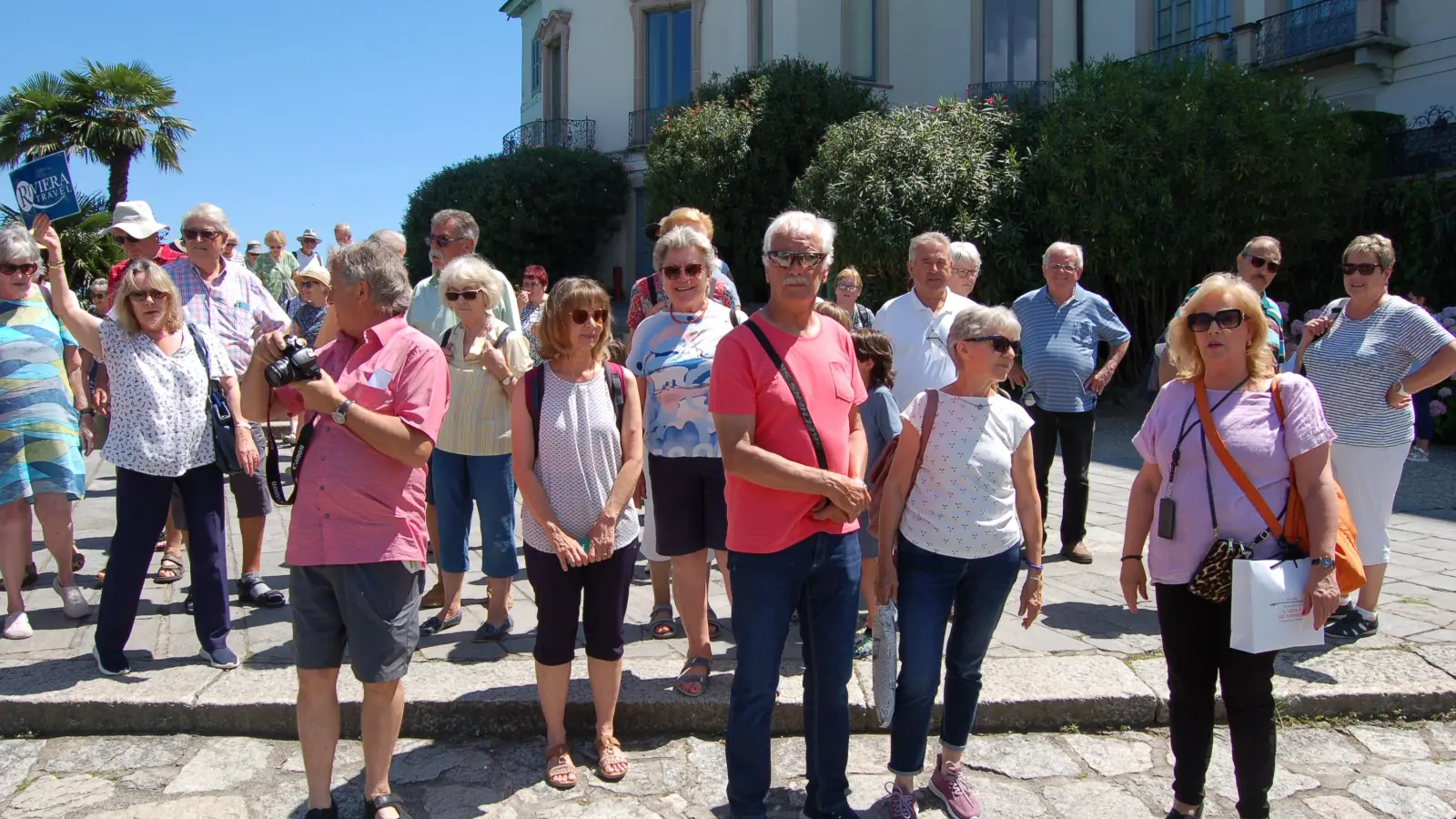 Die Gruppe versammelt sich zur Besichtigung. (Foto: Christa Frühwald)