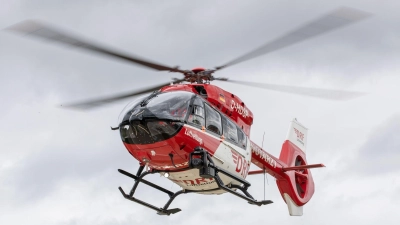Mit einem Rettungshubschrauber wurde der Mountainbiker ins Krankenhaus gebracht. (Symbolbild) (Foto: Daniel Karmann/dpa)
