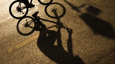Für mehr Raum für Fahrradfahrer wollten Unbekannte scheinbar in Augsburg sorgen. (Symbolbild) (Foto: Peter Kneffel/dpa)
