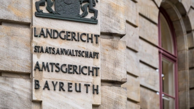 Drei junge Männer mussten sich wegen Brandstiftung vor dem Landgericht Bayreuth verantworten. (Archivfoto) (Foto: Daniel Vogl/dpa)