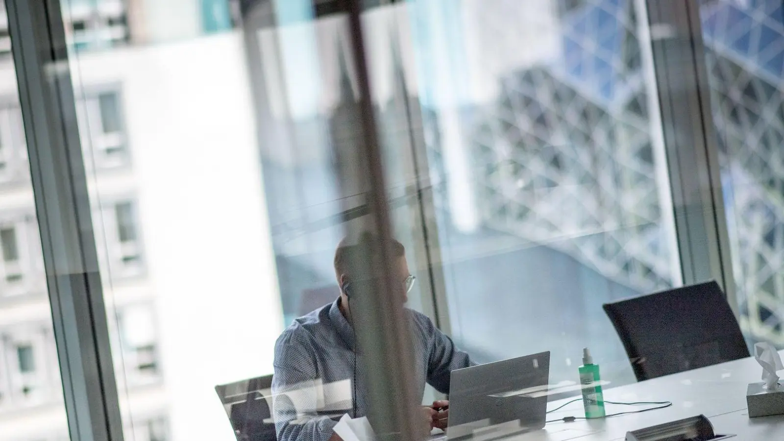 Heute wieder länger im Büro: Viele Arbeitnehmer machen Überstunden, oft auch unbezahlt. (Foto: Zacharie Scheurer/dpa-tmn/dpa)