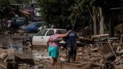 Überschwemmungen und Erdrutsche haben vielen Straßen unpassierbar gemacht. (Foto: Felix Marquez/AP/dpa)