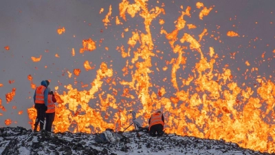 Wissenschaftler der Universität von Island machen Messungen und nehmen Proben. (Foto: Marco Di Marco/AP/dpa)