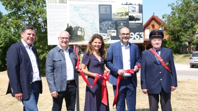 Die Bürgermeister Gerhard Rammler, Helmut Schnotz, Dorina Jechnerer und Markus Liebig erinnerten gemeinsam mit Oberzugführer Aribert Lang (von links) an die historische Bahnstrecke. (Foto: Martina Kramer)