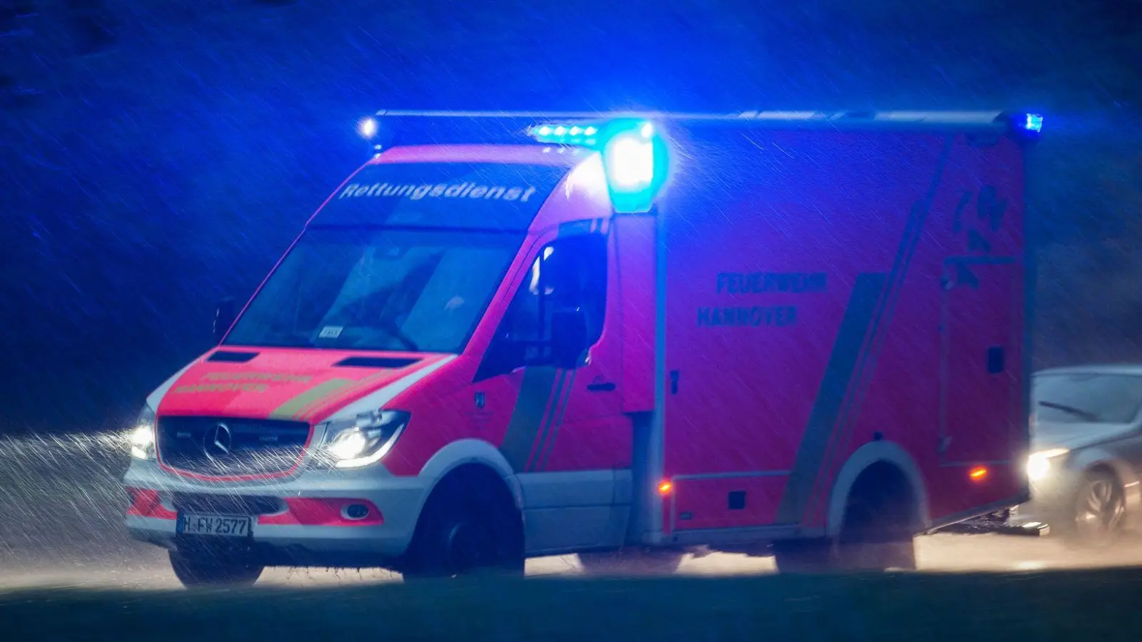 Ein Rettungsdienst brachte den 39-Jährigen in ein Krankenhaus. (Symbolbild) (Foto: Silas Stein/dpa)