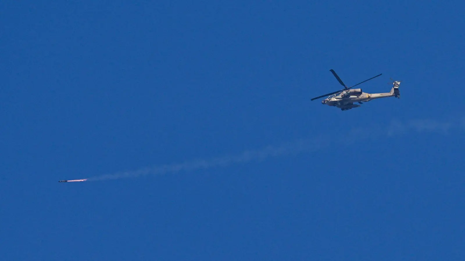 Ein israelischer Apache-Hubschrauber feuert eine Rakete in Richtung des Gazastreifens ab. (Foto: Ohad Zwigenberg/AP/dpa)
