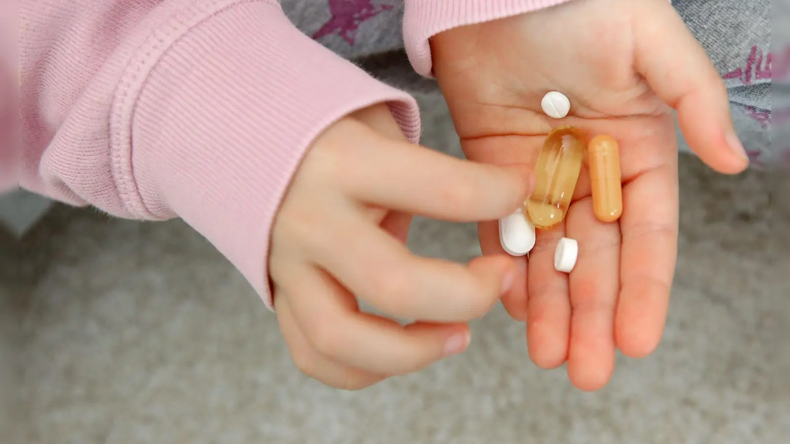 Riskante Neugier: Medikamente sollten nicht in Griffweite von Kindern abgelegt werden. (Foto: Mascha Brichta/dpa-tmn)