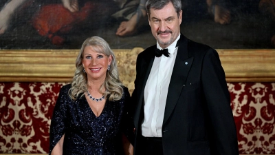 Der Bayerische Ministerpräsident Markus Söder und seine Frau Karin Baumüller-Söder zeigen sich beim Neujahrsempfang des Regierungschefs in der Münchner Residenz beim Defilee. (Foto: Felix Hörhager/dpa)