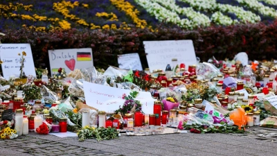 Viele Menschen haben nach dem Anschlag Blumen niedergelegt und Kerzen gebracht. (Archivbild) (Foto: Christoph Reichwein/dpa)