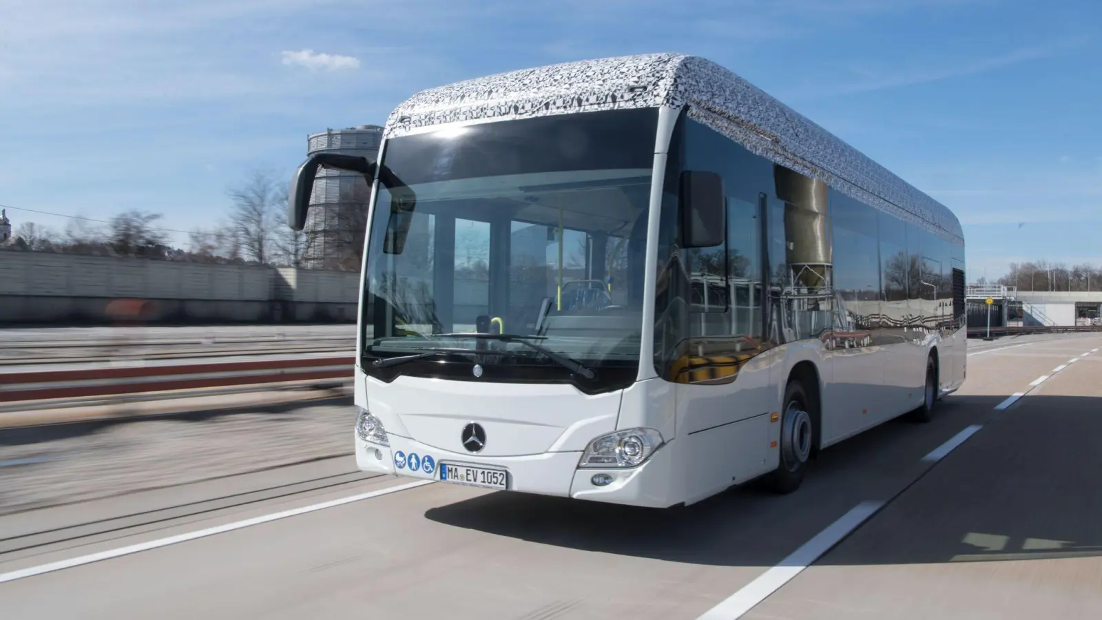 Mit ener neuen Lithium-Ionen-Batterie will Daimler Busses die Reichweite des eCitaro weiter erhöhen. (Foto: Marijan Murat/dpa)