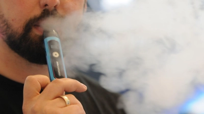 Verbrannt wird nichts in der E-Zigarette, da eine Flüssigkeit erhitzt wird und verdampft, wie an den dichten Dampfwolken der Konsumenten zu sehen ist. (Foto: Wolf von Dewitz/dpa)