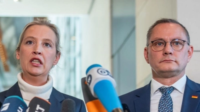 Die AfD-Chefs Alice Weidel und Tino Chrupalla kritisieren „Spielchen“ der anderen Parteien. (Foto: Michael Kappeler/dpa)