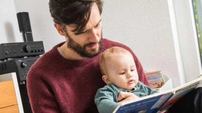 Kleine Kinder brauchen Betreuung: Wenn wirklich niemand anderes einspringen kann, müssen berufstätige Eltern unter Umständen einen Tag zu Hause bleiben. (Foto: Christin Klose/dpa-tmn/dpa)