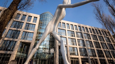 Die Skulptur „Walking Man“ vor einem Verwaltungsgebäude der Munich Re. Für den Dax-Konzern liefen die Geschäfte im ersten Quartal erfreulich. (Symbolbild)  (Foto: Peter Kneffel/dpa)