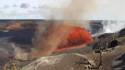 Der Kilauea-Vulkan auf Hawaii spuckt Lavafontänen. (Foto: M. Zoeller/U.S. Geological Survey/AP/dpa)