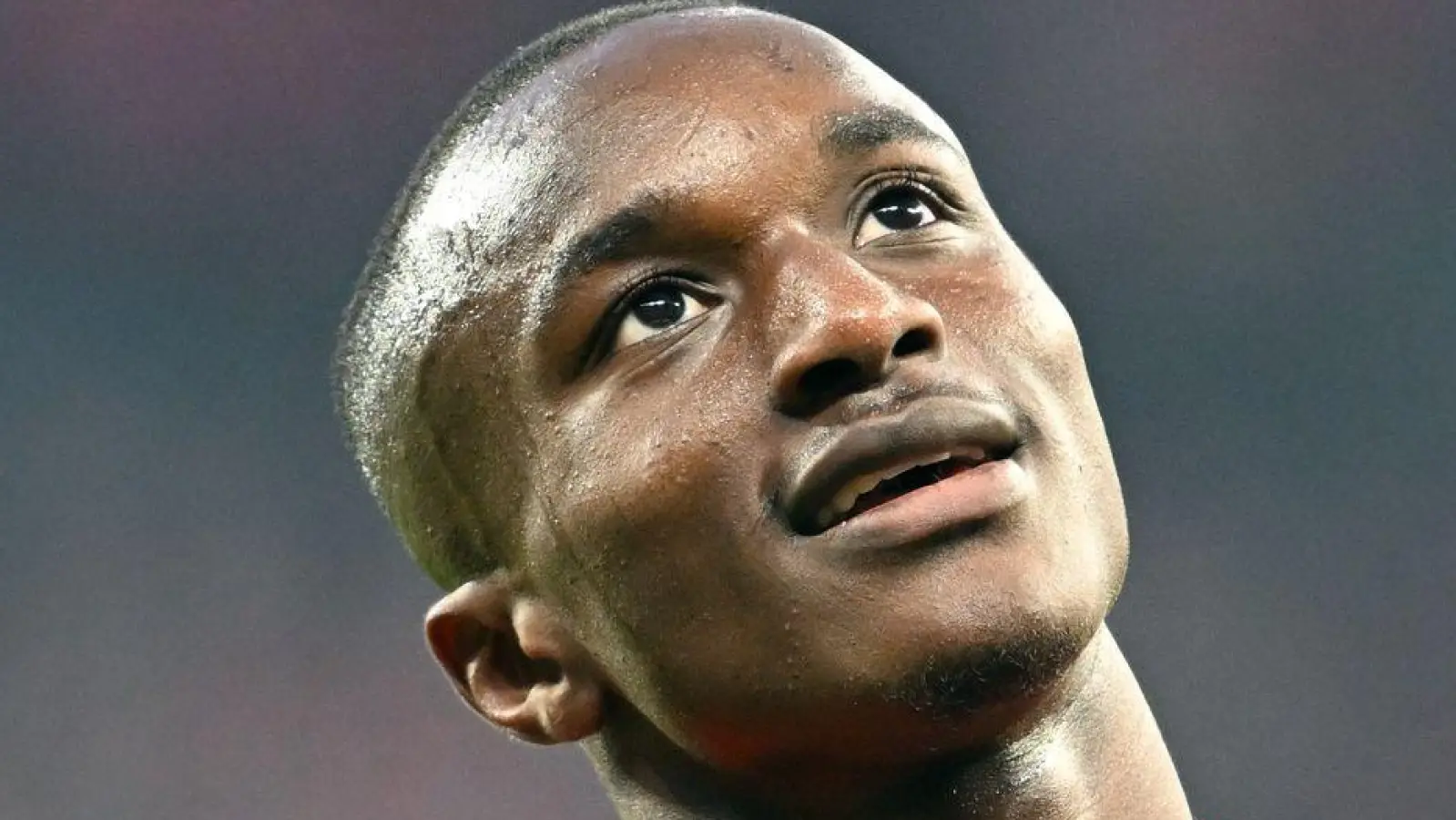Moussa Diaby steht kurz vor einem Wechsel zu seinem alten Club Bayer Leverkusen. (Archivbild)  (Foto: Federico Gambarini/dpa)