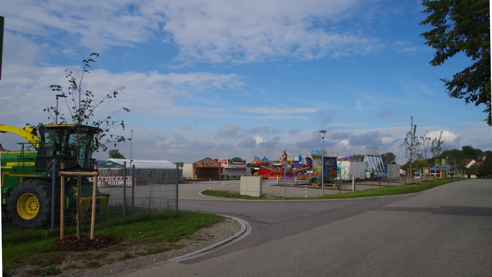 Wird auch als Festplatz genutzt: der Stellplatz für Wohnmobile in Colmberg. Camper zahlen dort künftig einen um 25 Prozent auf neun Euro reduzierten Preis pro Tag. (Foto: Theo Clausen)