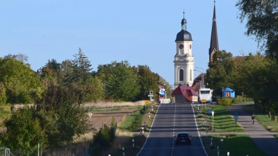 Die Perspektive auf Uffenheim, von Gollhofen kommend, ist nach Ansicht der Fraktion der Bürgerliste ein „Postkartenmotiv”. Links soll ein Lidl-Markt entstehen. Der soll so „begrünt“ werden, dass es das Motiv möglichst wenig beeinträchtigt. (Foto: Gerhard Krämer)