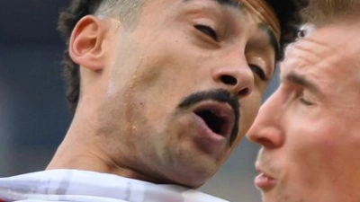 Der Düsseldorfer Emmanuel Iyoha (l.) wurde im Spiel in Dresden rassistisch beleidigt. (Foto: Robert Michael/dpa)