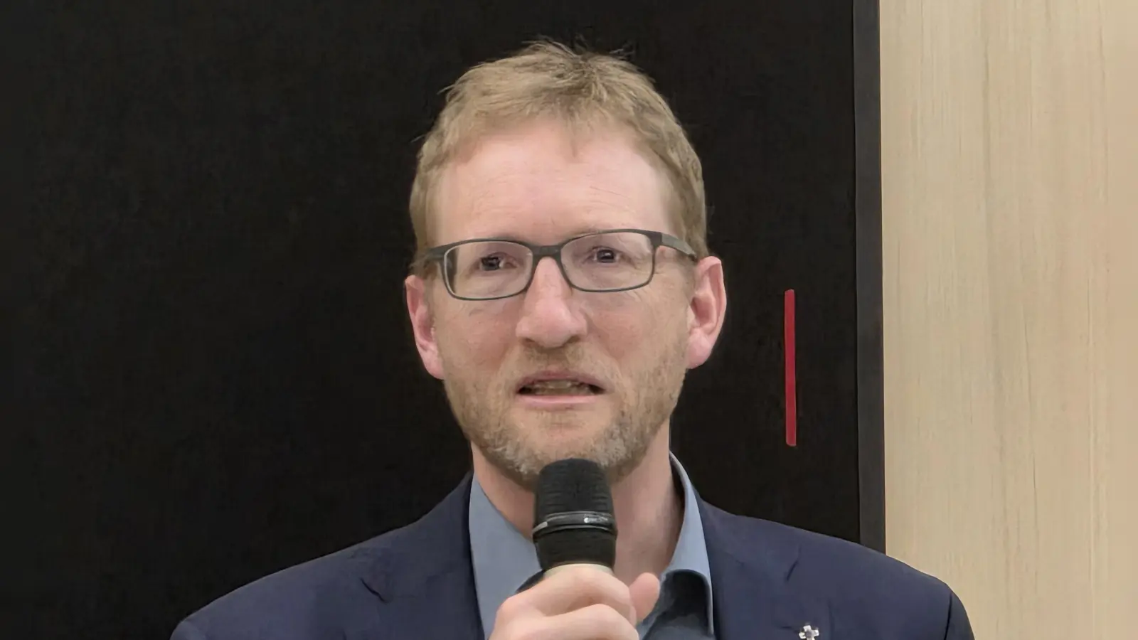 Max von Egidy erläuterte bei der Dekanatssynode den künftigen Fahrplan. (Foto: Hans-Bernd Glanz)