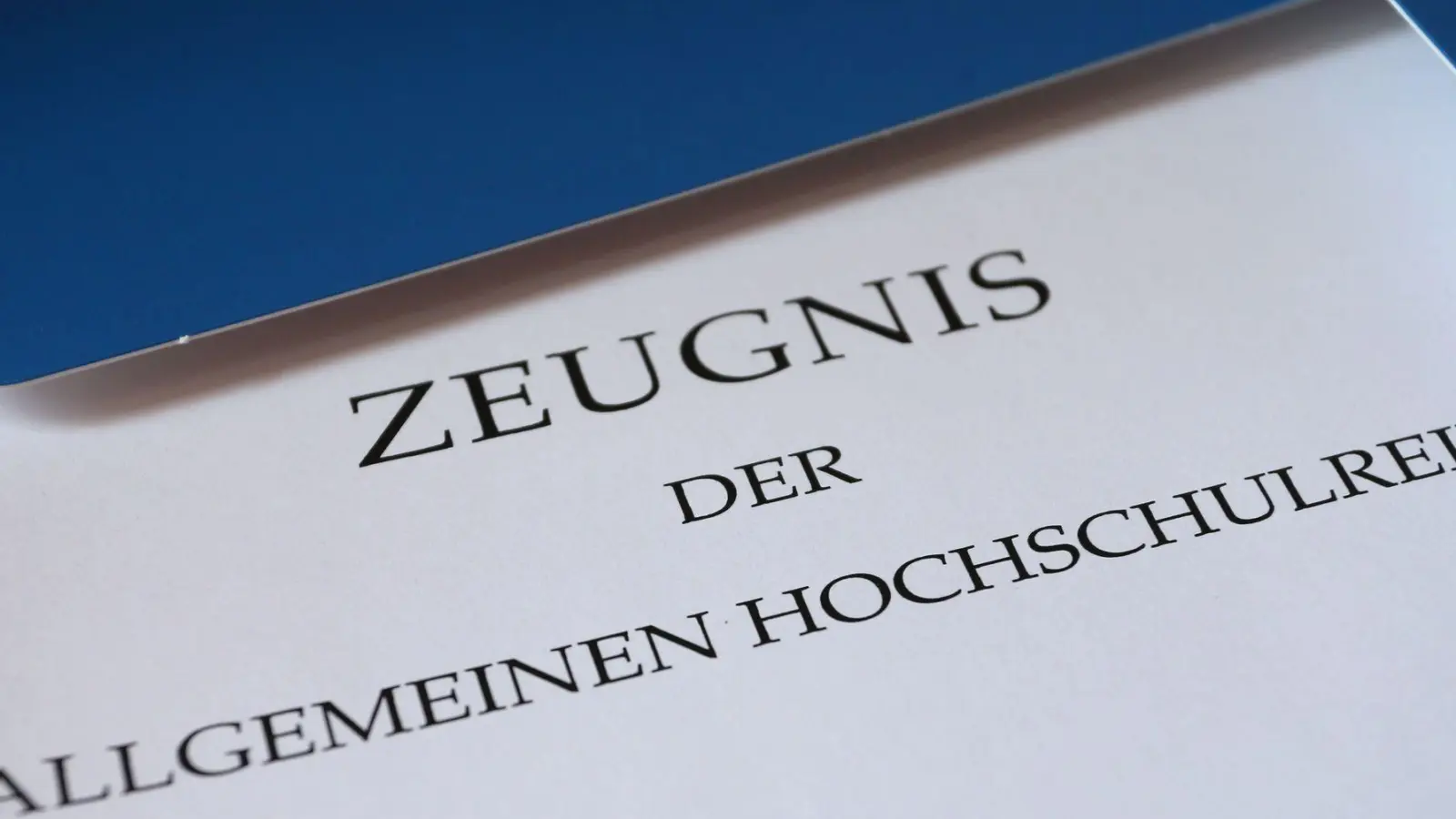 Endlich halten die bayerischen Gymnasiasten der Abschlussklassen 2025 es in den Händen: Ihr Zeugnis der allgemeinen Hochschulreife. (Archivbild) (Foto: Karl-Josef Hildenbrand/dpa)