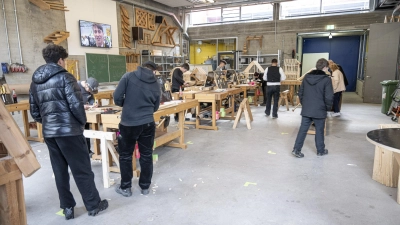 Einige Jugendliche nutzen im vergangenen Jahr die Gelegenheit auf der Ausbildungsplatzbörse in Neustadt mit Vertreterinnen und Vertretern von Unternehmen und Schulen ins Gespräch zu kommen und sich direkt vor Ort über Ausbildungsmöglichkeiten zu informieren. (Foto: Michael Capek)