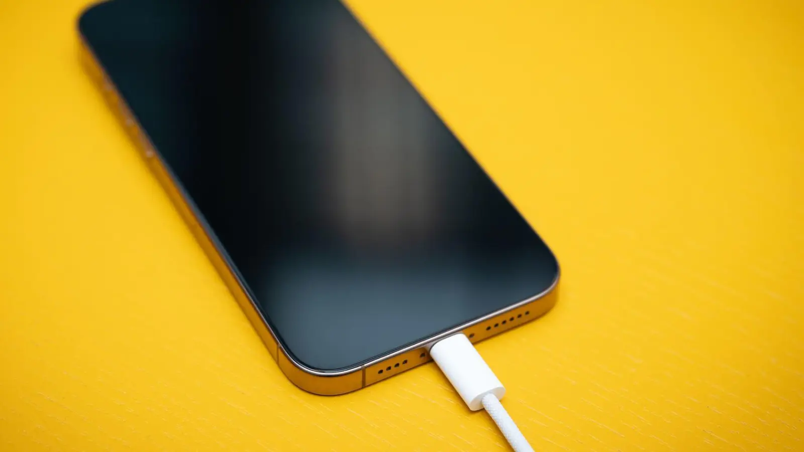 Da tut sich nichts, gar nichts: Reagiert ein vollständig entladenes iPhone 17 oder iPhone Air nicht mehr auf den Ladestrom aus einem USB-C-Ladekabel, ist drahtloses Laden angesagt. (Foto: Nico Tapia/dpa-tmn)