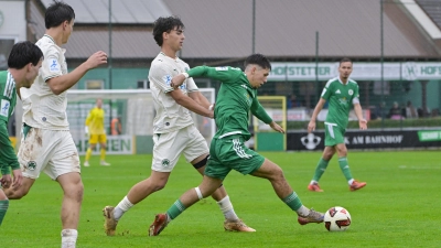 Björn Angermeier (am Ball, hier mit dem Fürther David Günes) fehlt den Ansbachern gegen Augsburg. (Foto: Martin Rügner)