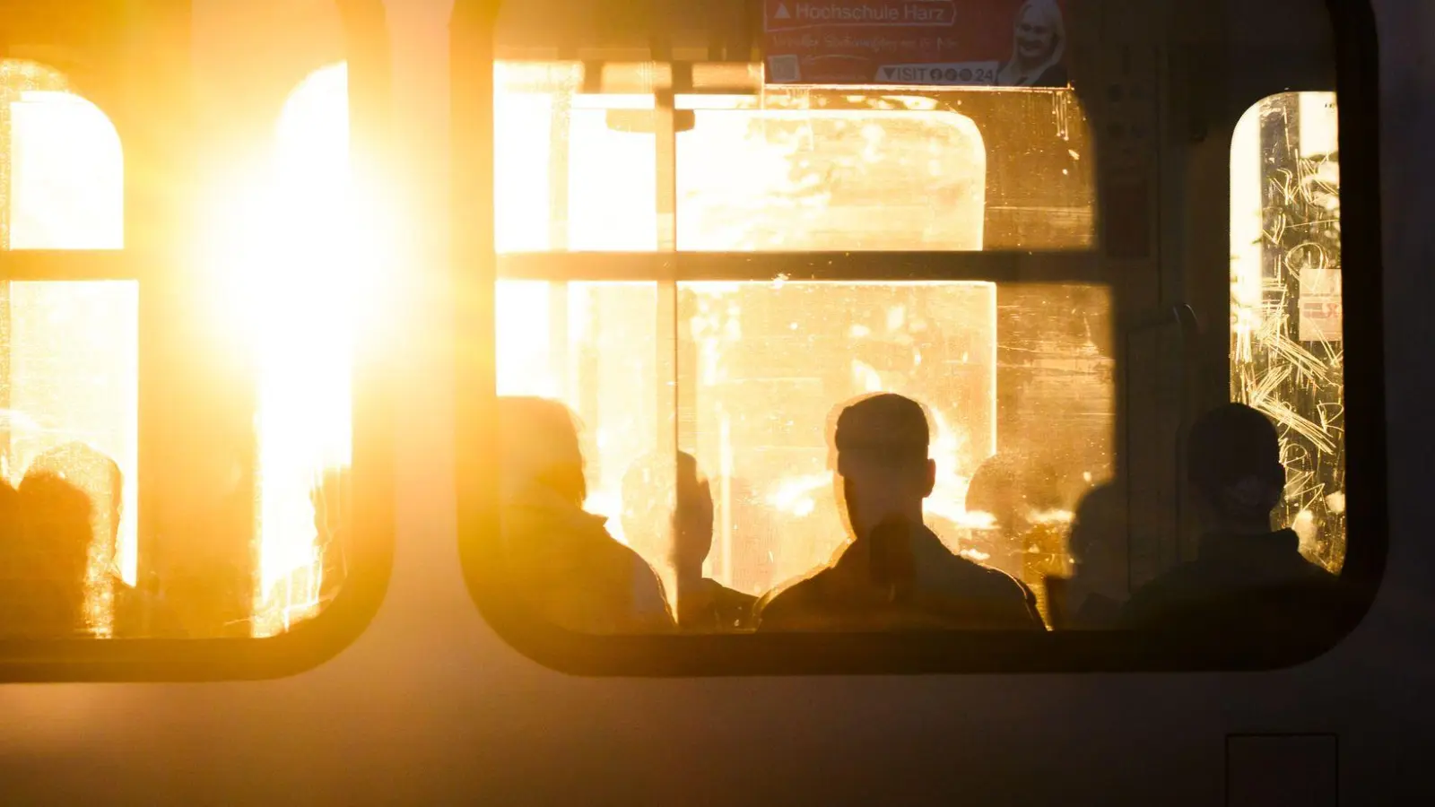 Statt einer Gehaltserhöhung einfach mal über ein ÖPNV-Ticket mit dem Chef verhandeln: Das kann für Arbeitgeber und Arbeitnehmer ein schöner Bonus zum Entgelt sein. (Foto: Julian Stratenschulte/dpa/dpa-tmn)