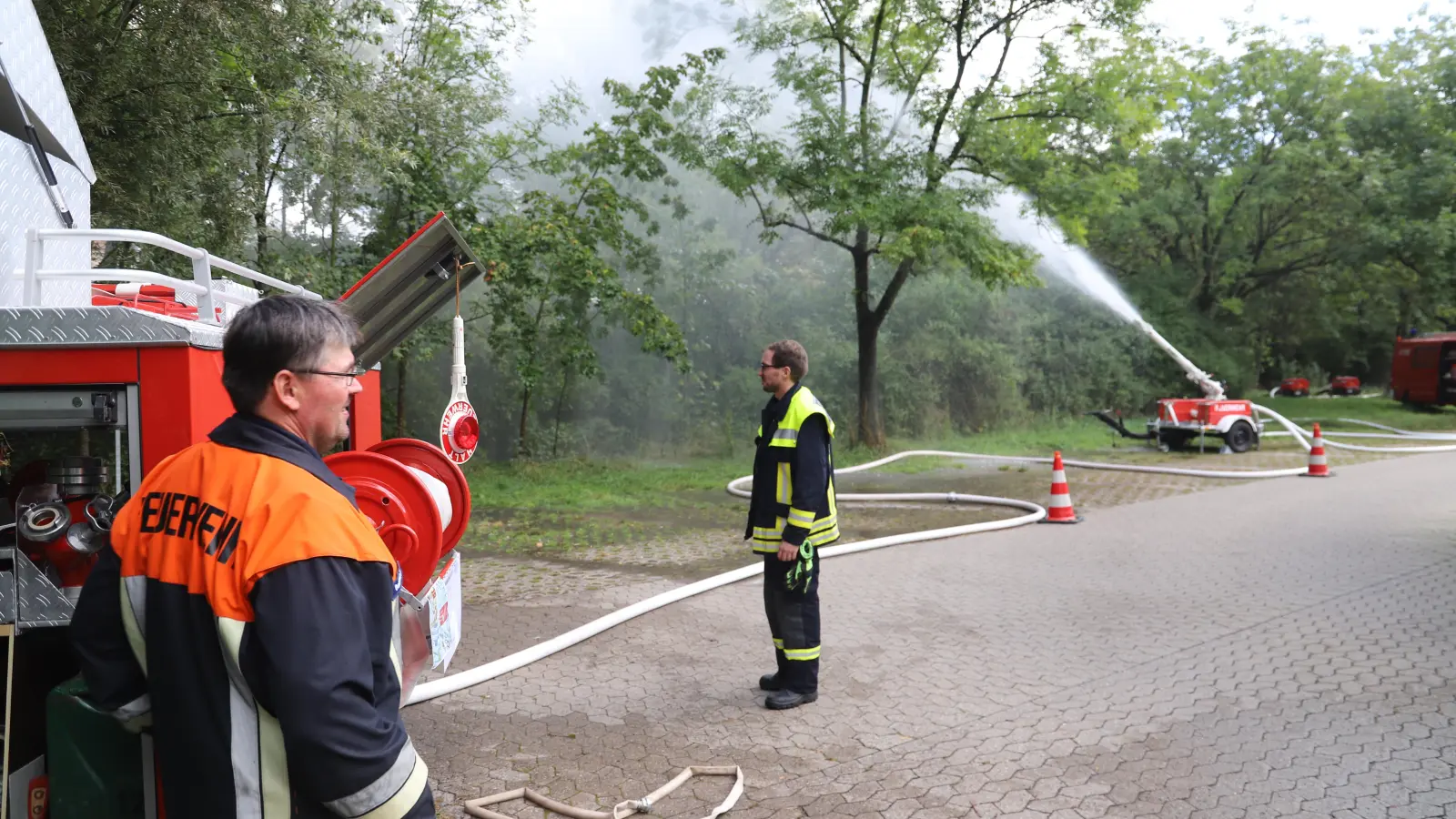 Wie die Feuerwehr Wasser fördert und Brände bekämpft, zeigen Feuerwehrleute auf dem Rezatparkplatz (Foto: Oliver Herbst)