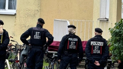Polizisten am Einsatzort in Wolmirstedt in Sachsen-Anhalt. (Foto: Thomas Schulz/dpa)