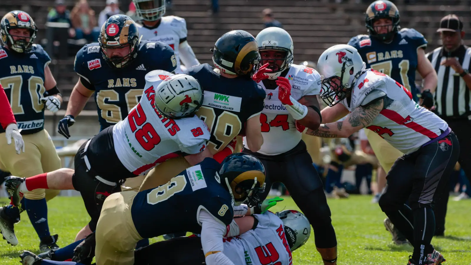 Mitten im Getümmel: Die Knights (in Weiß) und die Rams beharkten sich unerbittlich. (Foto: Thomas Lüdtke)