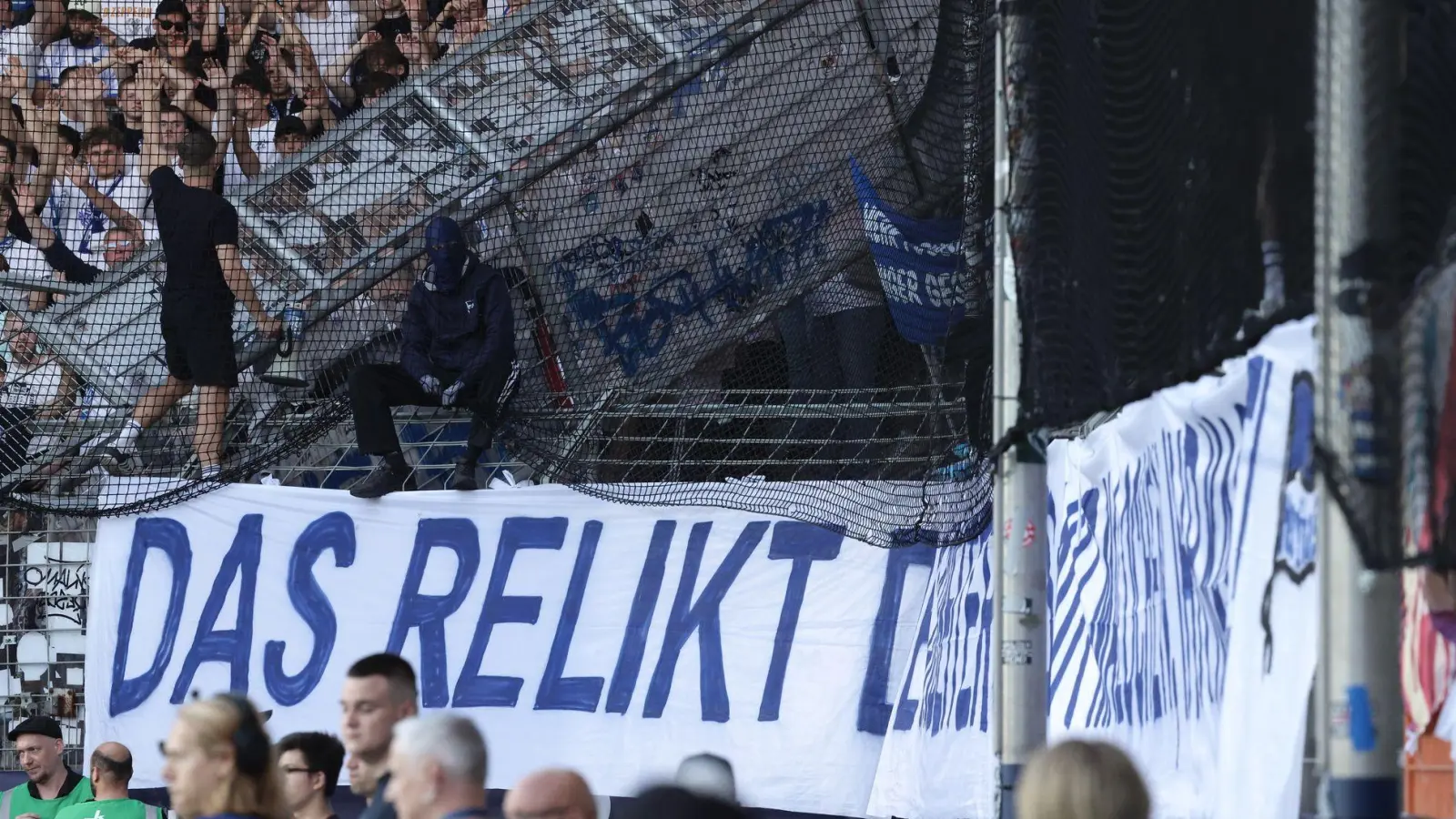 Weil ein Banner der Hertha-Anhänger ein Fluchttor im Bochumer Ruhrstadion verdeckte, musste das Auftaktspiel der 2. Fußball-Bundesliga für einige Minuten unterbrochen werden. (Foto: David Ebener/dpa)