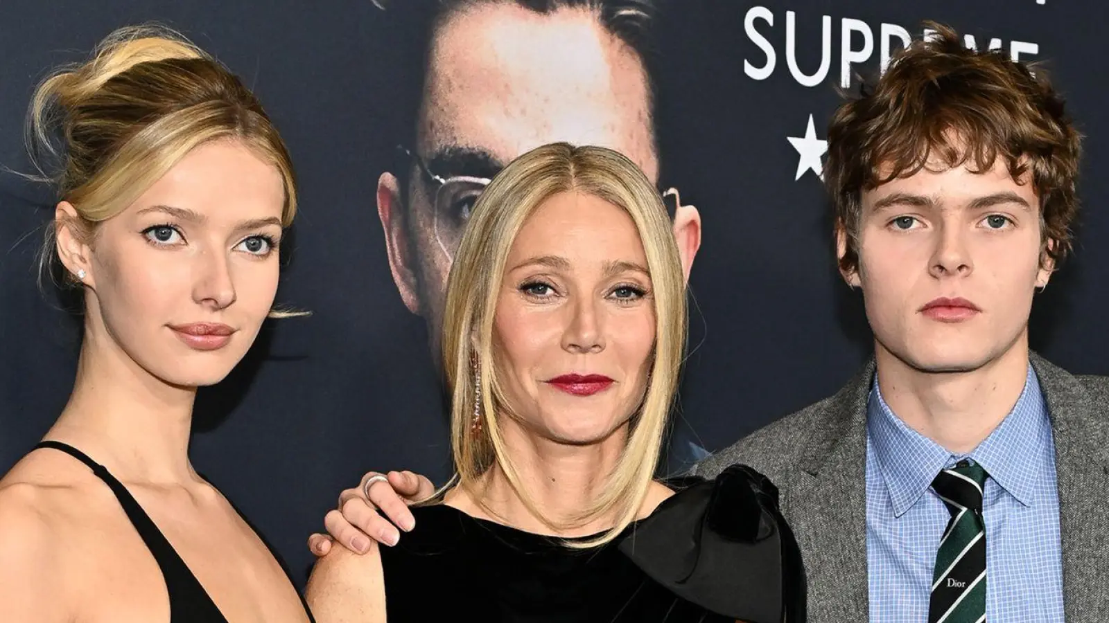 Teenager wollen nicht alles sehen: Gwyneth Paltrow (Mitte) mit Tochter Apple und Sohn Moses. (Archivbild) (Foto: Evan Agostini/Invision/AP/dpa)